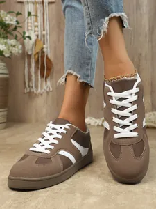 Détail des baskets rétro classiques marron pour femmes avec semelles épaisses