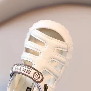 Vue détaillée de sandales pour bébé crème avec cuir souple et fermeture à velcro.