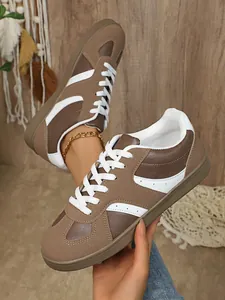 Vue détaillée de baskets GAT vintage pour femmes en marron et blanc avec semelles dures