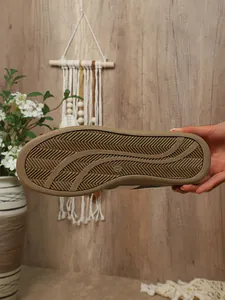 Vue détaillée de la semelle en gomme antidérapante de ces baskets rétro pour femmes