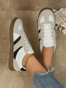 Vue de dessus de baskets rétro pour femmes en daim beige et cuir blanc de style GAT