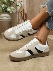 Gros plan sur des baskets rétro style German Army pour femmes à semelles épaisses