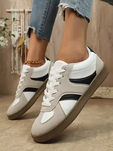 Gros plan de baskets GAT rétro pour femmes en daim beige avec semelle compensée