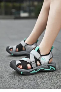Nahaufnahme von sportlichen Jungensandalen mit atmungsaktivem Mesh und rutschfester Sohle