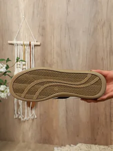 Vue détaillée de la semelle en caoutchouc durable des baskets rétro pour femmes.