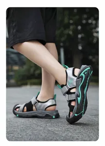Strapazierfähige Sportsandalen für Jungen mit rutschfester Sohle und Klettverschluss.