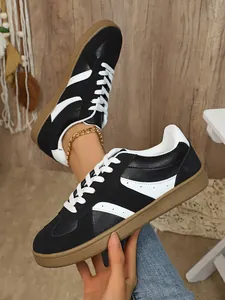 Vue détaillée des baskets GAT vintage pour femmes en noir et blanc avec semelle gomme.