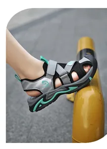 Nahaufnahme von geschlossenen Sportsandalen für Jungen mit atmungsaktivem Mesh-Gewebe