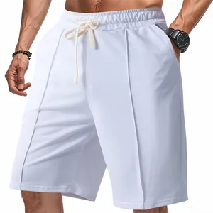Vue macro d'un short de golf blanc pour homme avec rayures texturées et cordon de serrage
