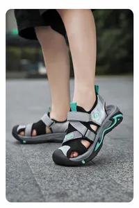 Detail von geschlossenen Outdoor-Sportsandalen für Jungen mit rutschfester Sohle