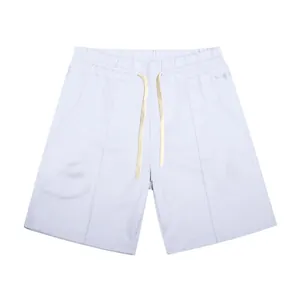 Gros plan de short de golf d'été blanc pour hommes avec texture côtelée et cordon de serrage.