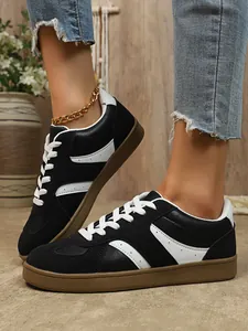 Vue détaillée des baskets rétro noires et blanches pour femmes avec semelles en gomme