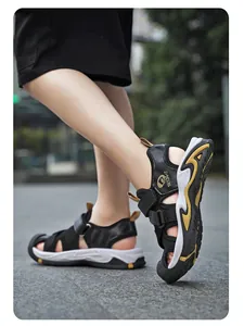 Detailansicht rutschfester geschlossener Sportsandalen für Jungen in Schwarz und Gold-Optik