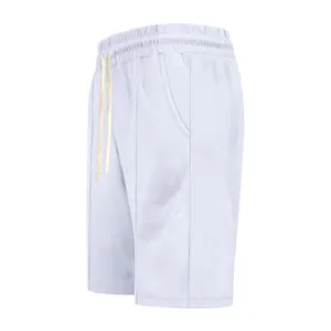 Détail de short de golf blanc pour homme avec taille élastique et cordon de serrage