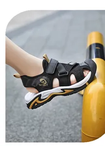 Nahaufnahme von schwarzen und gelben Sport-Sandalen für Jungen im Sommer-Outdoor-Stil