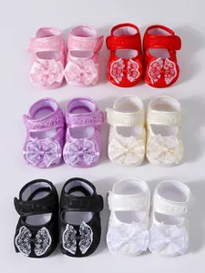 Plusieurs paires de chaussures de princesse pour bébé avec nœuds en dentelle et semelles souples