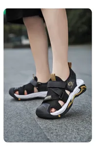 Nahaufnahme von atmungsaktiven geschlossenen Sport-Sandalen für Jungen mit Klettverschluss