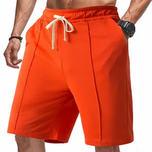 Gros plan sur un short décontracté orange pour homme avec cordon de serrage et couture.