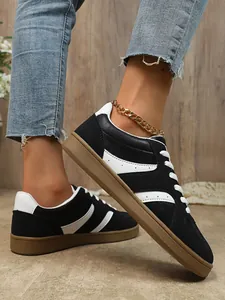 Gros plan sur les baskets rétro noir et blanc pour femmes avec une semelle en gomme