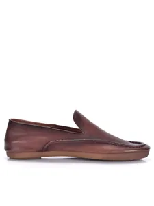 Zijaanzicht van luxe bruine leren heren loafers met een zachte soepele rijzool