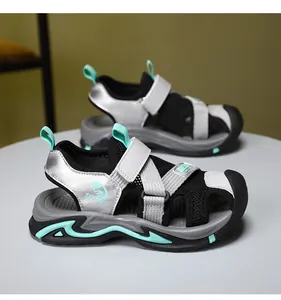 Detaillierte Seitenansicht der geschlossenen Sport-Sandalen für Jungen in Schwarz und Minze