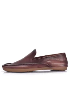 Zijaanzicht van bruine echt lederen herenloafers met zachte rubberen zool om in te rijden.