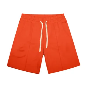 Vue de face d'un short orange pour homme avec cordon blanc et coutures.