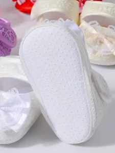 Détail en gros plan de la semelle souple antidérapante de ces chaussures de marche bébé
