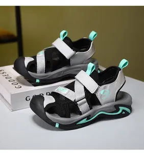 Detailansicht von Jungen-Sport-Sandalen mit atmungsaktivem Mesh und minzgrünen Akzenten.