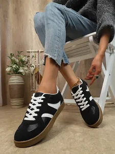Gros plan de chaussures rétro femme noir et blanc avec semelles en gomme épaisses
