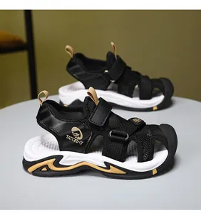 Detailansicht der schwarzen Jungen-Sandalen mit atmungsaktivem Mesh und Klettverschluss.