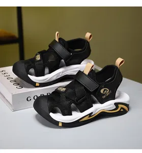 Seitenansicht der Jungen Sport-Sandalen mit atmungsaktivem Mesh und Klettverschluss