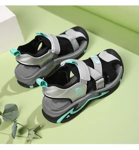 Rückansicht von geschlossenen Jungen-Sportsandalen in Grau und Türkis mit Mesh-Einsätzen.