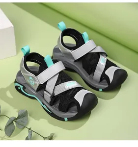 Seitenansicht von Jungen-Sandalen mit geschlossener Zehenpartie und grünem Akzent
