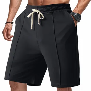 Gros plan sur un short de golf noir pour homme avec coutures côtelées et cordon de serrage