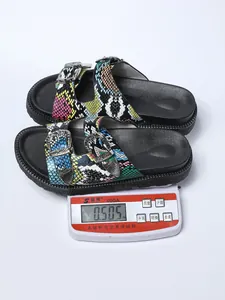 Sandales à plateforme motif serpent multicolore avec boucles en métal, 0,505 kg