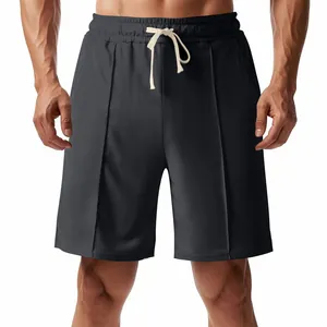 Gros plan sur un short de golf décontracté pour hommes au design à rayures verticales.