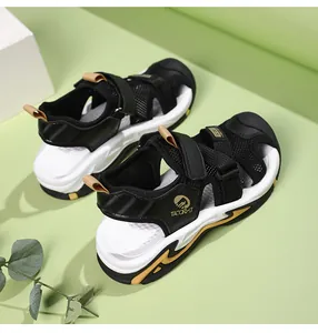 Detailansicht von Jungen-Sportsandalen mit atmungsaktivem Mesh und Klettverschluss