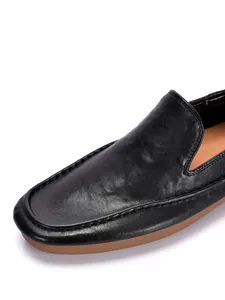 Detail van zwarte leren herenloafers met hoogwaardige textuur en duurzame stiksels