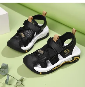 Detail der schwarzen Mesh-Sandalen für Jungen mit rutschfester Sohle und TATOR-T Logo.