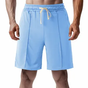 Détail du short de golf bleu clair pour homme avec cordon de serrage et coutures