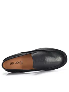 Gedetailleerd overzicht van zwarte echt lederen mocassins met premium korrel en stiksels
