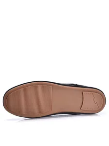 Detailweergave van de antislip rubberen buitenzool voor leren heren instapschoenen.
