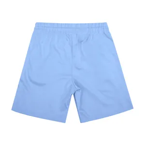 Vue détaillée de la texture du tissu côtelé bleu clair sur le short de golf pour hommes