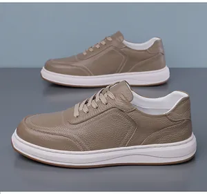 Close-up van de premium bruine korrelige lederen textuur van deze herensneakers