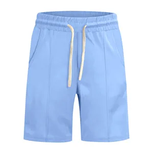 Détail d'un short de golf bleu clair côtelé avec taille élastique et cordon.