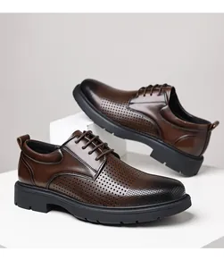 Nahaufnahme brauner perforierter Herren-Business-Schuhe mit atmungsaktivem Design