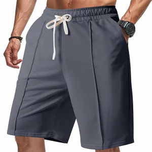 Détail de short de golf gris pour homme avec plis avant et cordon de serrage réglable
