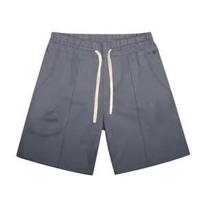 Détail d'un short de golf décontracté gris texturé pour homme.