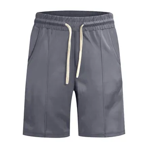 Gros plan sur un short de golf gris pour homme avec cordon et lignes de nervures.